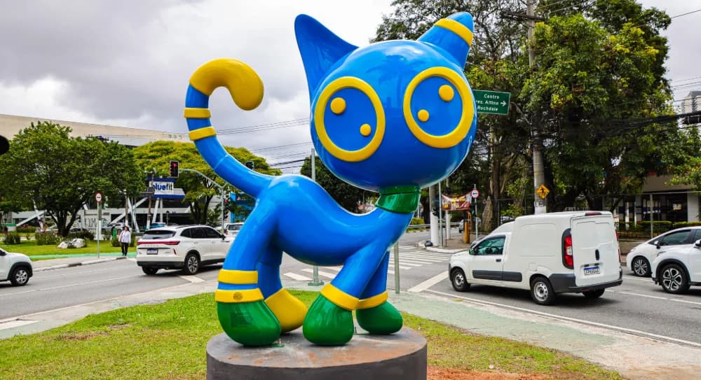 Escultura junto al Ponte Metálica en Osasco — foto 1